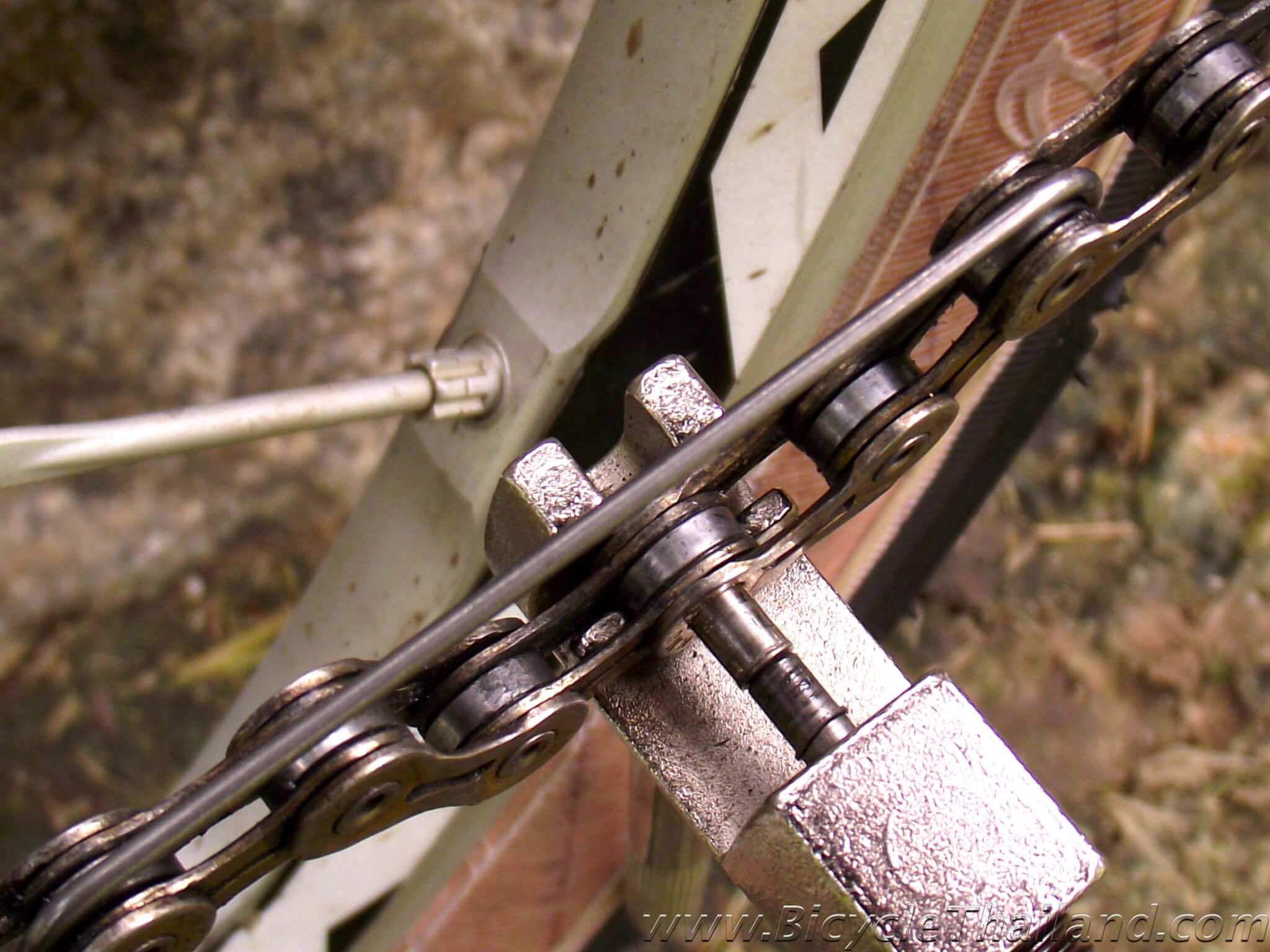 Fixing a Broken Bicycle Chain - Broken Chain 6wtmk