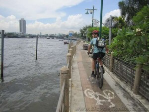 Cycling along the Chao Phraya River